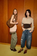 Bermuda tipo jorts de tiro medio confeccionada en denim azul con efecto lavado. Presenta diseño de cinco bolsillos, roturas decorativas y ruedo desflecado.