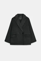 Blazer Zara de corte recto confeccionada en mezcla de lana, color gris oscuro. Presenta cuello con solapas de muesca, cierre frontal cruzado con botones y bolsillos delanteros con solapa.