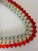 Collar de cuentas esféricas de color verde agua intercaladas con pequeñas cuentas oscuras.