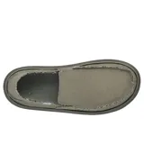Zapatos tipo slip-on Sanuk modelo Donny Hemp, color verde oliva. Presentan un diseño casual con bordes deshilachados, paneles elásticos laterales y talón plegable para usar como zueco. Incluyen forro interior con estampado tipo manta y suela de goma con entresuela de EVA.