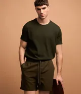 Remera de media malla verde militar con textura vertical, cuello redondo y manga corta.