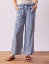 Pantalón cargo celeste de lyocell, con pretina elastizada con lazo de ajuste, bolsillos delanteros y laterales.