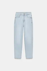 Jeans de tiro alto con corte mom fit, diseño de cinco bolsillos y cierre frontal con cremallera y botón.