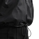 Campera rompevientos Nike Windrunner color negro, con capucha ajustable, cierre frontal completo y logo de la marca bordado en el pecho. Presenta diseño clásico con paneles en forma de V y puños elásticos.