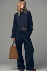 Pantalón de jean de tiro alto con corte de pierna ancha, cintura elástica con cordón ajustable y bolsillos laterales.