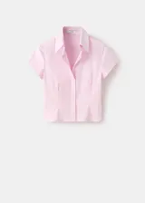 Camisa slim color rosado, de manga corta, con cuello camisero y cierre delantero con botones ocultos.