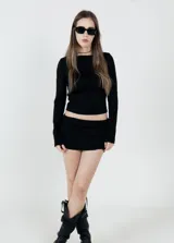 Camiseta negra texturada de manga larga y cuello alto. Corte crop top ajustado al cuerpo.