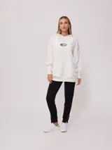 Pantalón deportivo tipo jogging color gris melange, confeccionado en 60% algodón y 40% poliéster, con cintura elástica ajustable con cordón y puños ajustados con cierre.