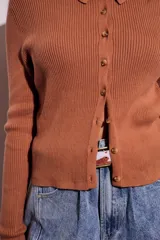 Cardigan marrón de punto acanalado con cuello polo, manga larga y cierre frontal con botones.