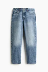 Jean de corte holgado estilo loose, confeccionado en denim de algodón grueso en tono azul claro con lavado desgastado. Presenta diseño de cinco bolsillos, tiro bajo y pierna ancha y redondeada.
