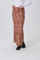 Falda larga de corte recto con estampado animal print en tonos marrones y negros. Confeccionada en tejido ligero y fluido.