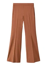 Pantalón de vestir marrón, de corte flared, con tiro medio y bolsillos laterales.