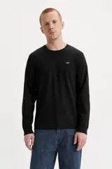 Remera de manga larga Levi's negra con logo pequeño en el pecho.