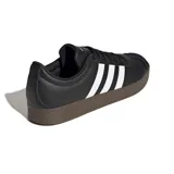 Championes Adidas VL Court Base de hombre, color negro con detalles en blanco y suela marrón. Presentan las tres tiras laterales características de la marca.