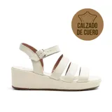 Sandalias de cuero color blanco hueso, con plataforma y tiras anchas.