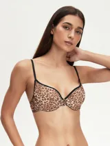 Soutien con aros y copas con costuras, de diseño clásico y tirantes finos ajustables.