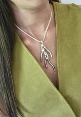 Collar con dije de alpaca con forma de rama y perlas de río.