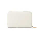 Billetera compacta Guess modelo Katy, color blanco con textura y detalles metálicos dorados. Cuenta con cierre perimetral y logo de la marca en la parte frontal.