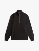 Sweater de felpa negro de puro algodón, con cuello chimenea, cremallera de un cuarto y bolsillo canguro. Presenta puños y bajo de punto canalé y el logo de la marca bordado en el pecho.