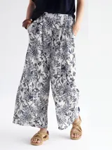 Pantalón palazzo estampado con flores exóticas en tonos azul y blanco.