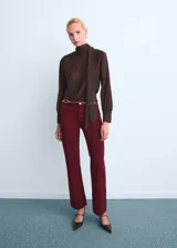 Pantalón jeans de corte recto y tiro medio, confeccionado en tejido de algodón estilo vaquero, con cierre frontal de cremallera y botón, y diseño de cinco bolsillos.