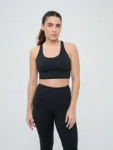Top deportivo Umbro color negro con diseño de espalda natación y banda elástica inferior.