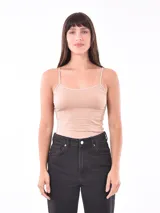 Musculosa básica color beige, de corte ajustado y tirantes finos.