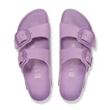 Sandalia Birkenstock modelo Arizona con dos correas ajustables de hebilla grande, color lila brillante, con plantilla anatómica de corcho y suela de goma.