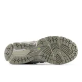 Championes urbanos New Balance modelo 1906R, con diseño inspirado en el running de los años 2000. Presentan una combinación de malla técnica y detalles sintéticos en tonos gris y blanco, con acentos en verde neón en la suela y el talón. Incorporan tecnología de amortiguación N-ergy, entresuela ACTEVA LITE y talón con ABZORB SBS para mayor estabilidad y confort.