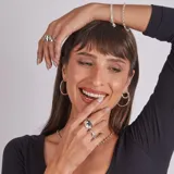 Anillo de plata 925 con diseño de cuchara en la parte superior y banda con incrustaciones de circonias.