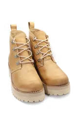 Borcego acordonado color beige de cuero liso con cordones y suela track.