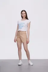 Short de jean de tiro alto, con corte recto y diseño liso en color azul clásico con costuras en contraste.