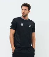 Remera deportiva masculina de corte regular, confeccionada en poliéster con tecnología Dry para mayor transpirabilidad. Presenta cuello redondo, mangas cortas con cinta lateral contrastante y estampado localizado con efecto heatprint en el pecho.