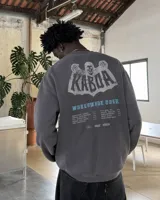 Buzo gris oscuro con efecto acid wash, corte regular fit y cuello redondo. Presenta una estampa grande en la espalda con diseño de calavera, el texto "Kaboa" y detalles de fechas de tour en tonos claros.