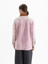 Chaqueta de silueta amplia y relajada con efecto lavado en tono rosado. Presenta cuello de corderoy en contraste, cierre frontal con botones y bolsillos frontales.