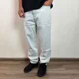 Jean de hombre color celeste claro, de corte mom fit, con cintura alta y pierna recta.