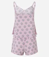 Conjunto de pijama de microfibra color rosa con estampado de ojos turcos. Incluye un top de breteles finos ajustables con volado en el bajo y un short con cintura elástica.