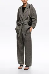 Blazer sastrero cruzado confeccionado en mezcla de algodón y lino, color gris. Presenta cierre frontal con botones, escote con solapas, mangas largas rectas, bolsillos con tapa y bolsillo de vivo en el pecho, acompañado de un cinturón de tejido para ajustar la silueta.