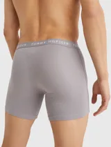 Pack de tres bóxers ajustados Tommy Hilfiger, confeccionados en una mezcla de algodón y elastano. Presentan cintura elástica con el logo de la marca estampado y diseño de corte clásico.