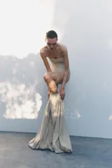 Body color blanco hueso, estilo strapless (bandeau) con escote recto y corte de bombacha cavado.