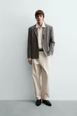 Blazer de corte slim fit confeccionada en tejido con viscosa, con cuello de solapas de muesca, cierre frontal de un botón, bolsillos de solapa en la cadera y bolsillo de vivo en el pecho.