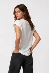 Remera negra de algodón, con cuello redondo, mangas cortas holgadas con vuelta y estampa floral grande en el pecho.