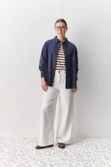Camisa celeste de corte oversize, con mangas largas, cuello camisero y cierre frontal de botones.