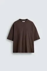 Sudadera de corte boxy fit, color marrón oscuro, con cuello en pico acabado en rib y manga corta.