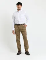 Pantalon de vestir de corte recto color verde militar, con bolsillos laterales inclinados y bolsillos traseros de doble ribete.