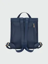 Mochila M Longchamp de la línea Le Foulonné, color azul marino, fabricada en cuero granulado. Cuenta con solapa superior, cierre con cremallera metálica dorada, asa superior y correas ajustables con hebillas doradas. Presenta el logotipo de la marca grabado en el frente.