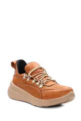 Championes deportivos acordonados de cuero, con diseño combinado en tonos beige, marrón y negro. Presenta suela de plataforma en color tostado y detalles metálicos en los ojales de los cordones.
