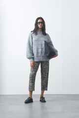 Sweater de punto con textura tramada, color azul marino, de silueta relajada y mangas abullonadas con puños ajustados.