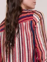 Blusa Zac & Rachel de gasa estampada con rayas verticales en tonos rojos, bordo y azul marino. Cuenta con cuello a la base, escote en V con tapeta de botones y mangas largas regulables.