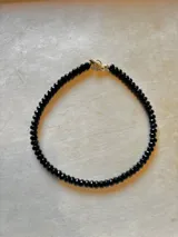 Gargantilla de cuentas facetadas de piedra natural jade color bordó, con diseño minimalista y cierre discreto.